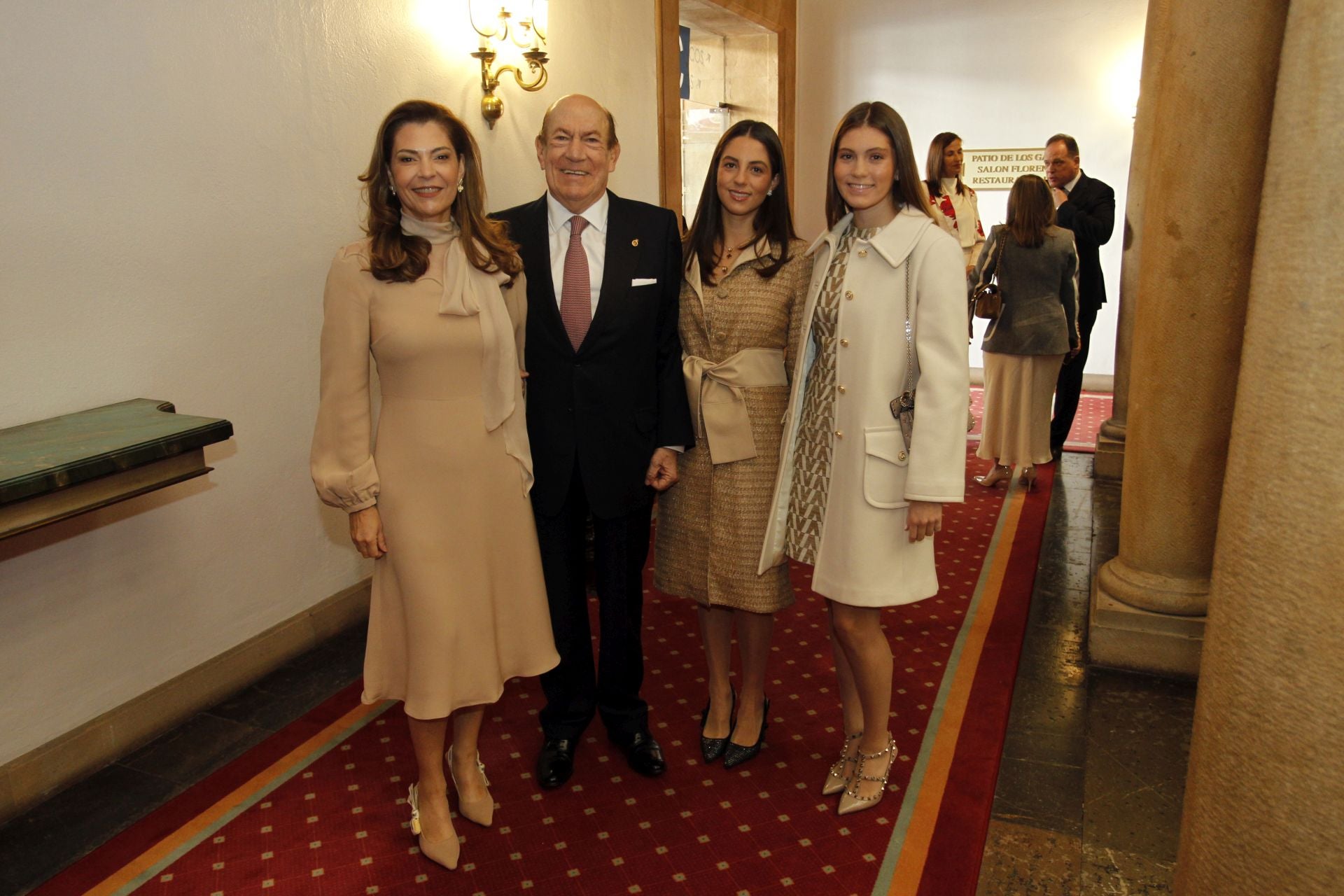 De la entrada de la reina Sofía al ambiente político y empresarial en el hall del Reconquista