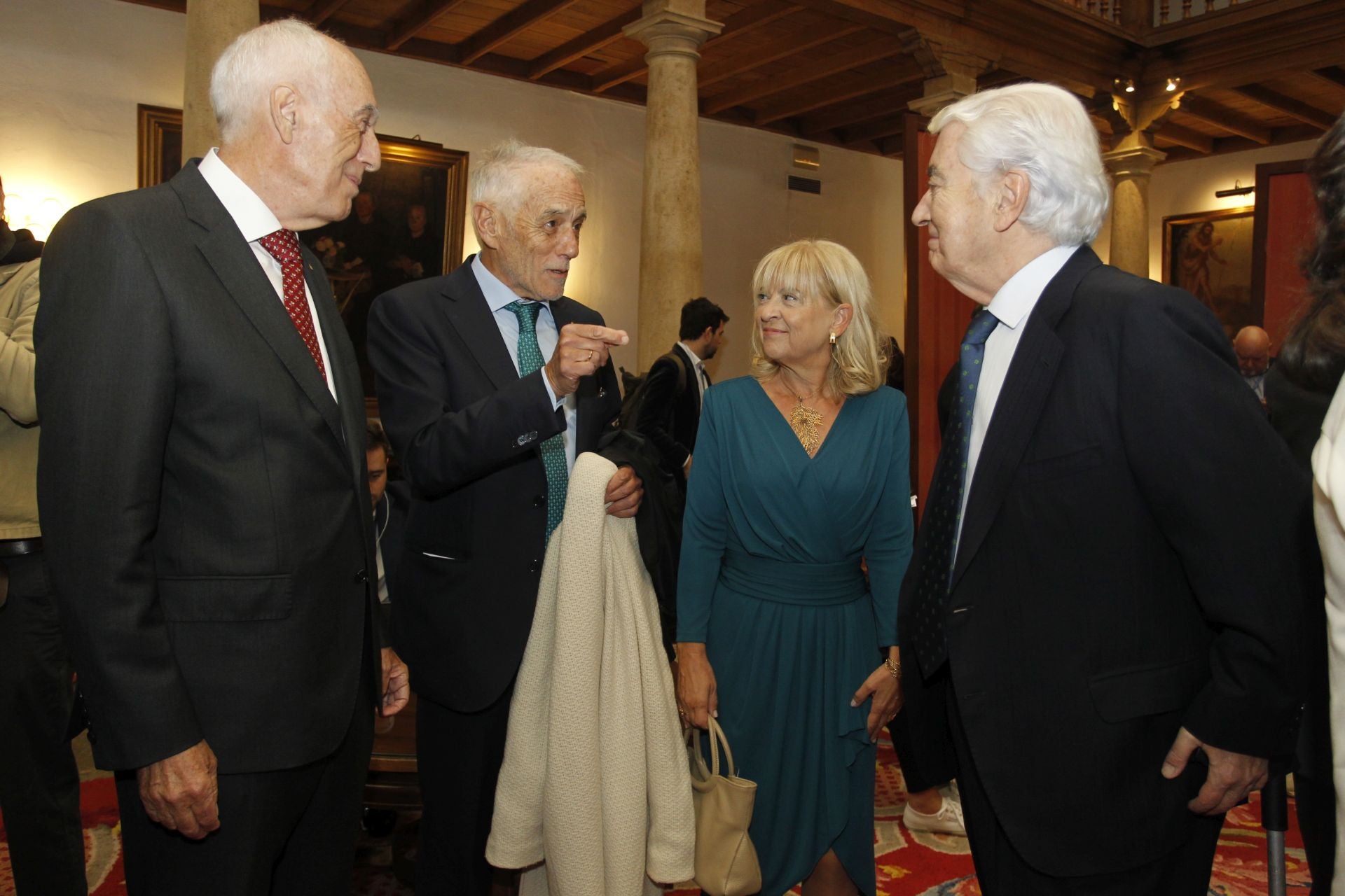 De la entrada de la reina Sofía al ambiente político y empresarial en el hall del Reconquista
