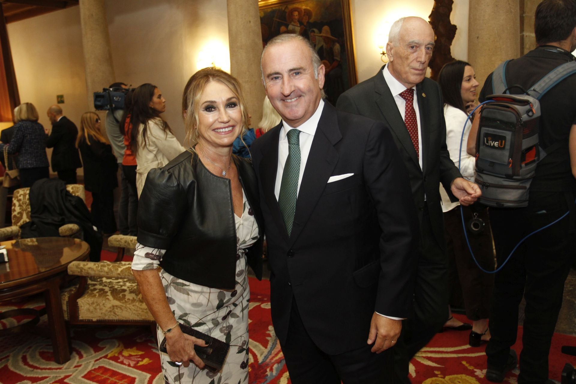 De la entrada de la reina Sofía al ambiente político y empresarial en el hall del Reconquista
