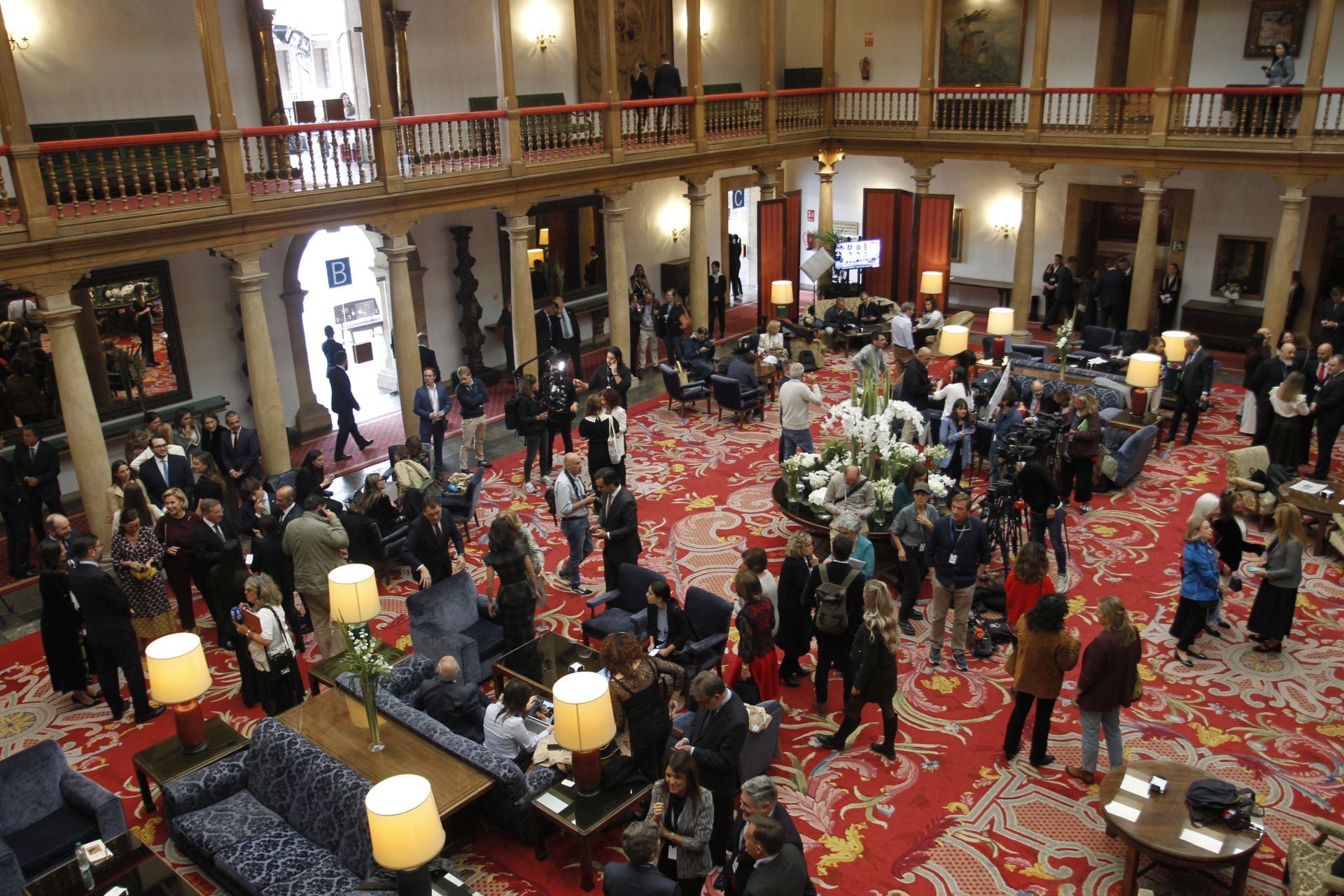 De la entrada de la reina Sofía al ambiente político y empresarial en el hall del Reconquista