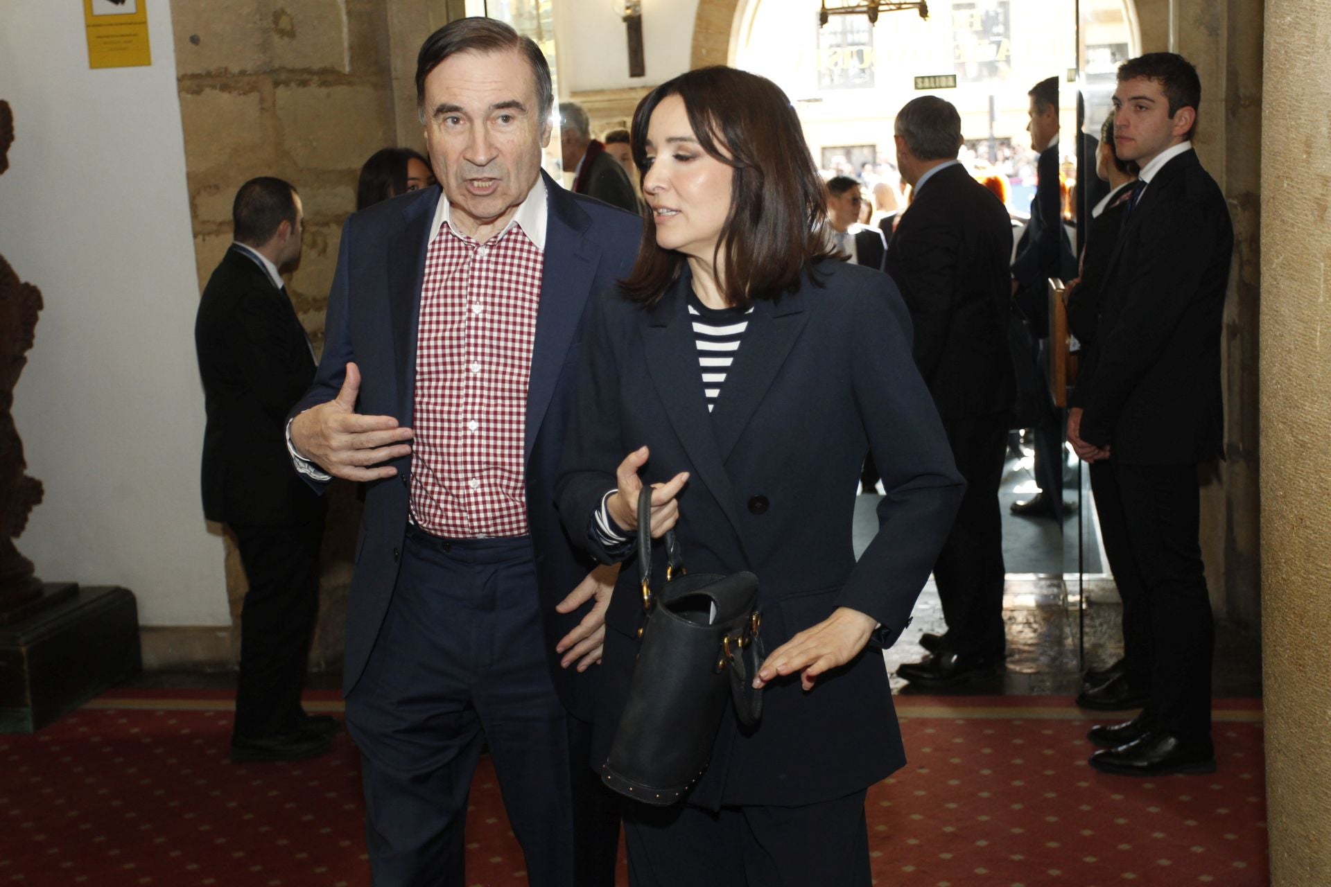 De la entrada de la reina Sofía al ambiente político y empresarial en el hall del Reconquista