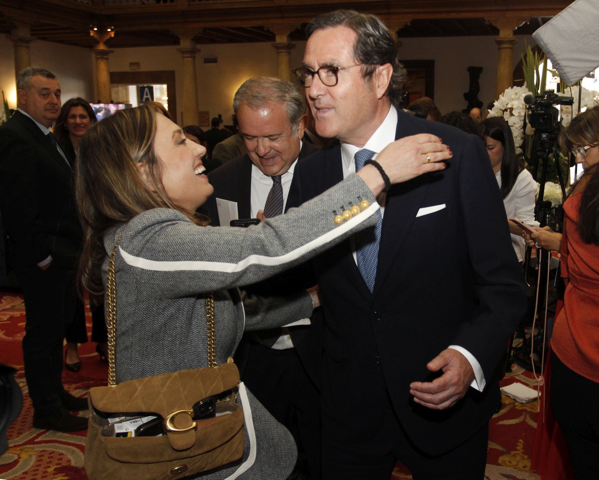 De la entrada de la reina Sofía al ambiente político y empresarial en el hall del Reconquista