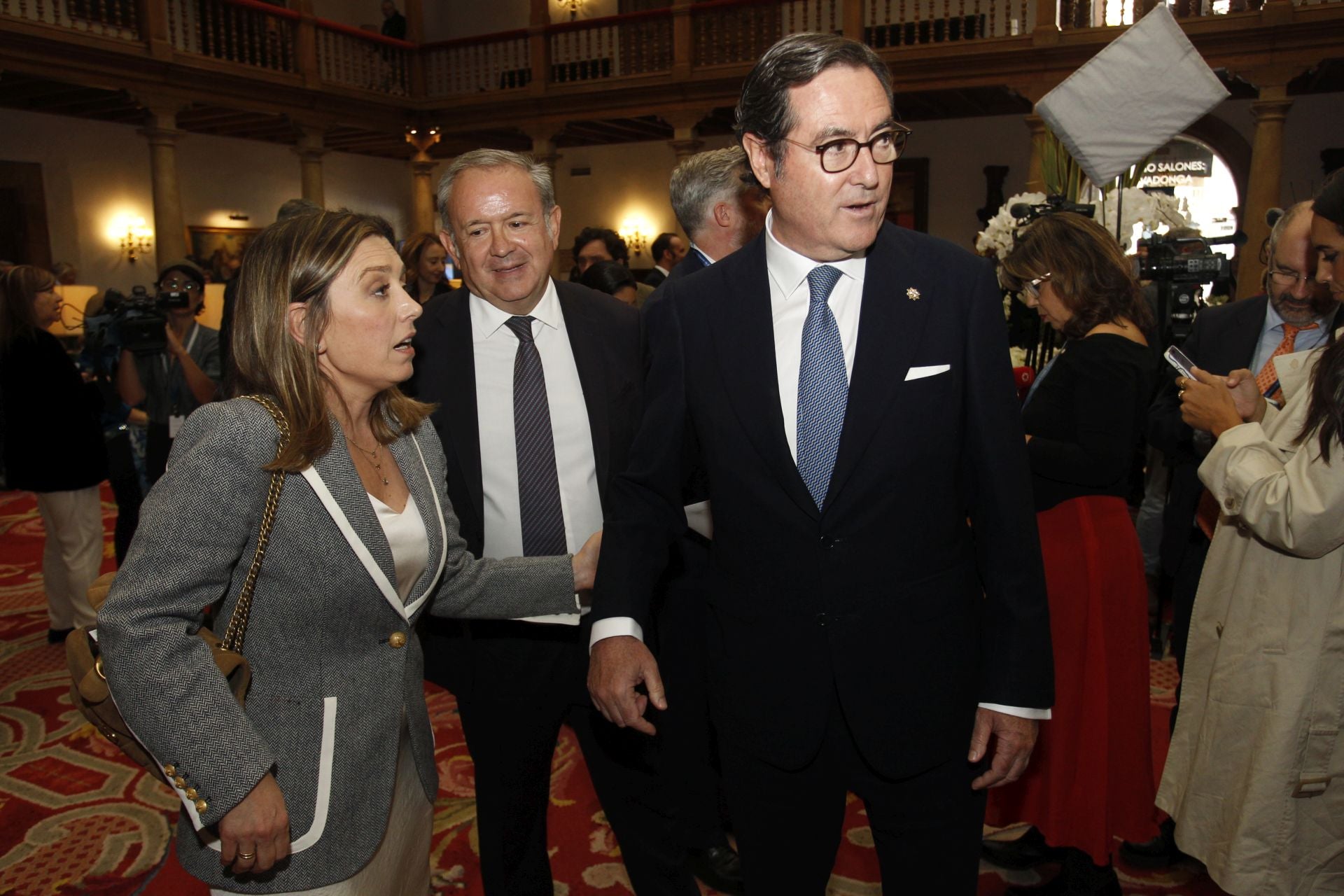 De la entrada de la reina Sofía al ambiente político y empresarial en el hall del Reconquista