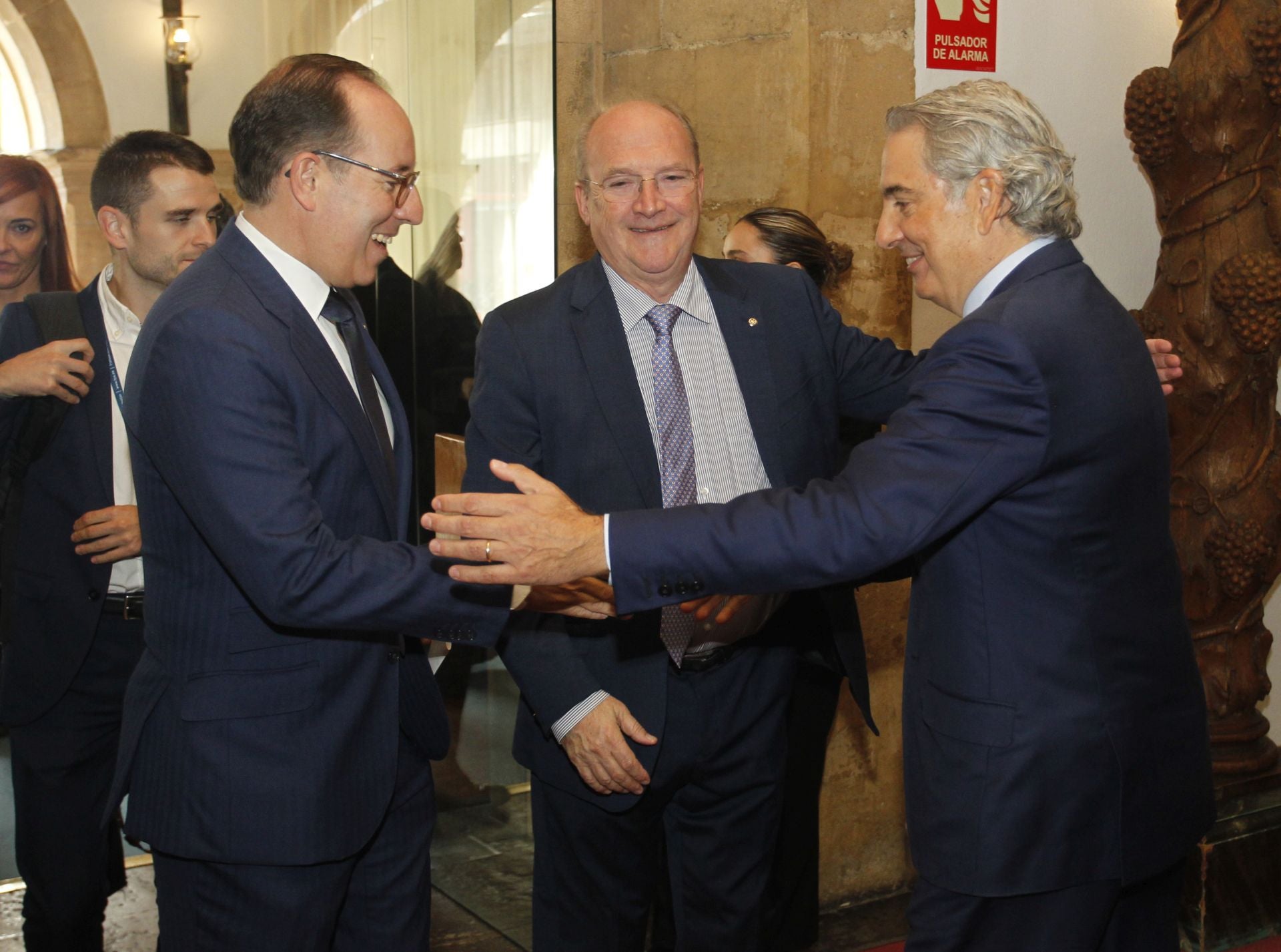 De la entrada de la reina Sofía al ambiente político y empresarial en el hall del Reconquista