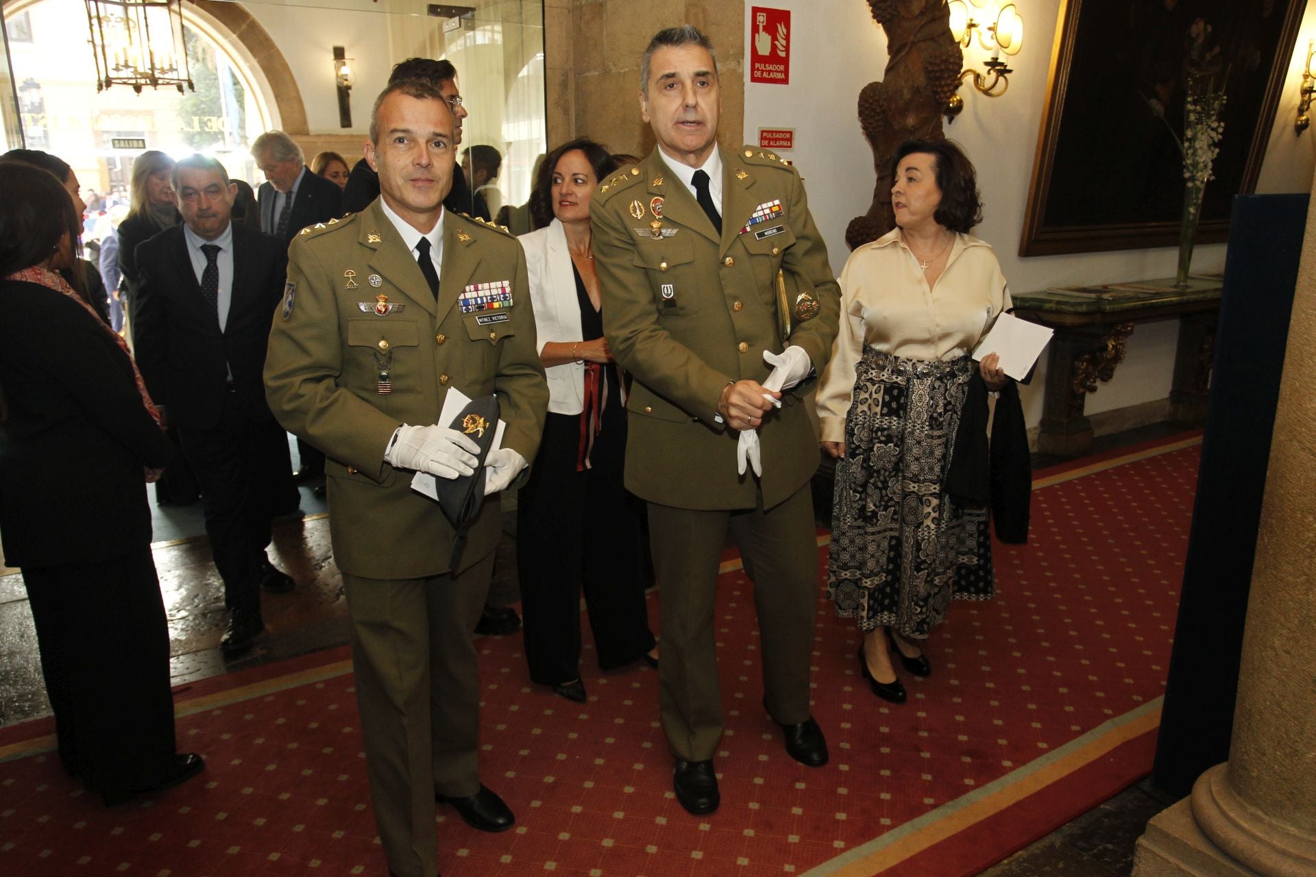 De la entrada de la reina Sofía al ambiente político y empresarial en el hall del Reconquista