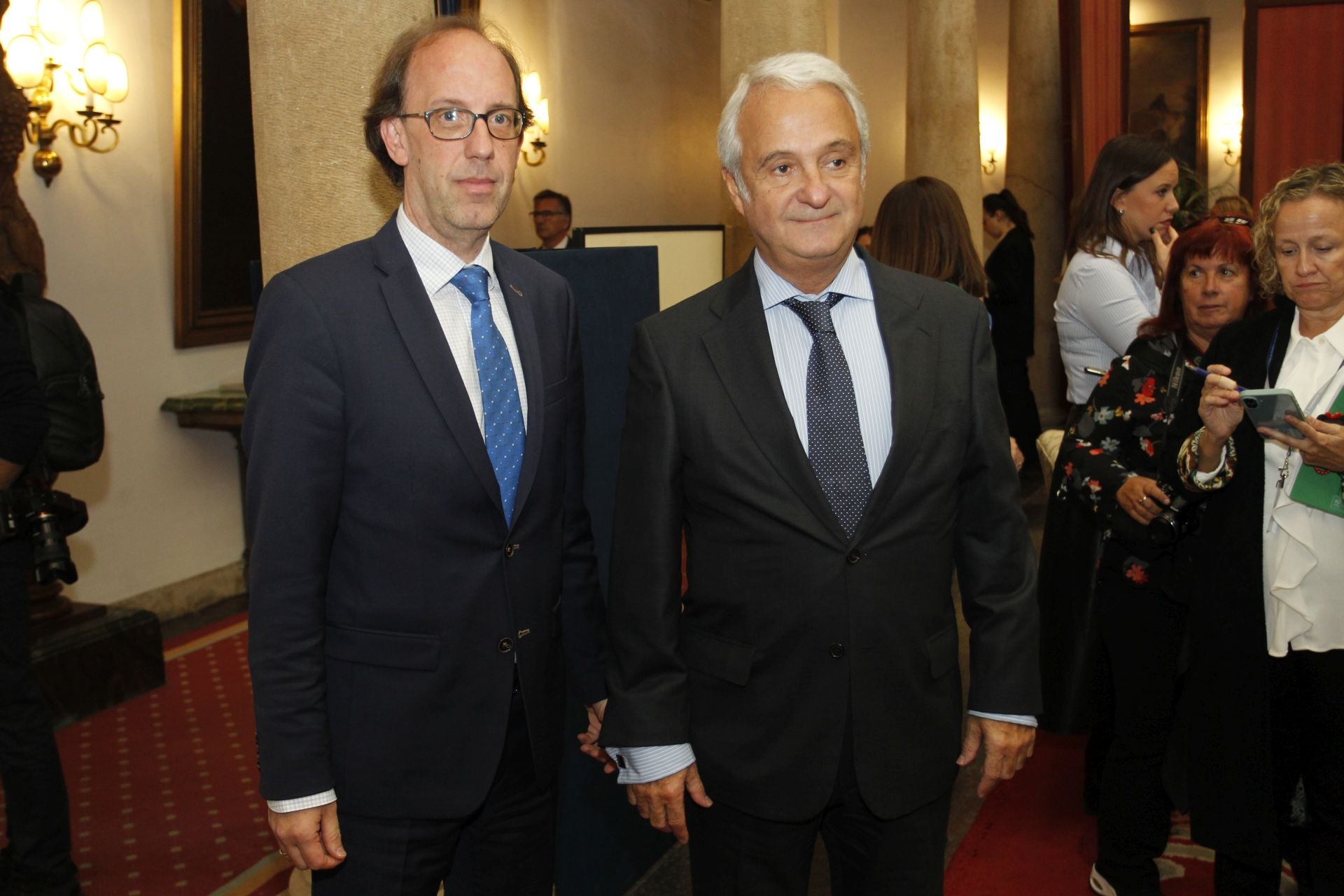 De la entrada de la reina Sofía al ambiente político y empresarial en el hall del Reconquista
