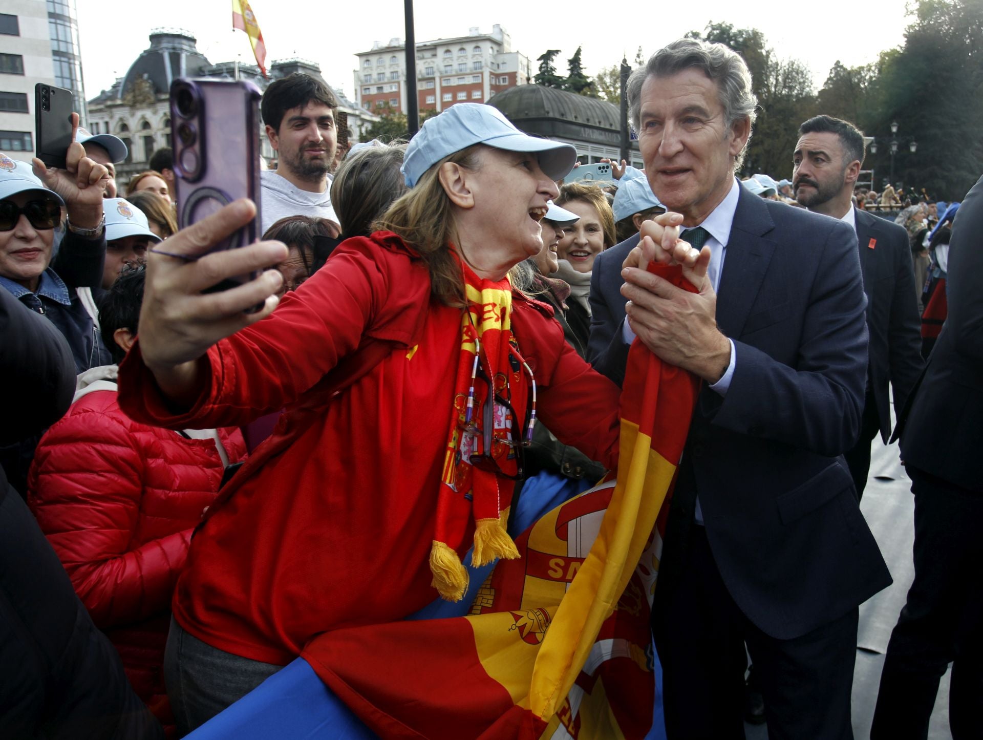 Premios Princesa de Asturias: Regalos del público y muchas fotos a las puertas del Campoamor