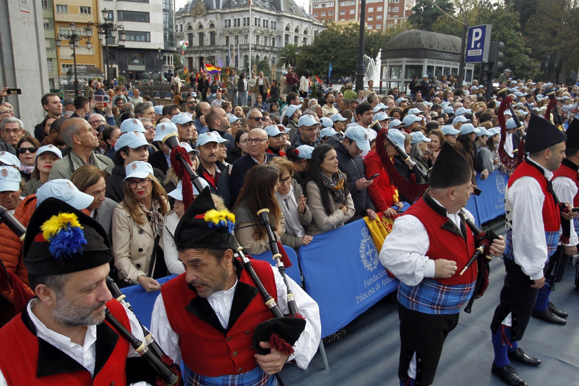 Premios Princesa de Asturias: Regalos del público y muchas fotos a las puertas del Campoamor