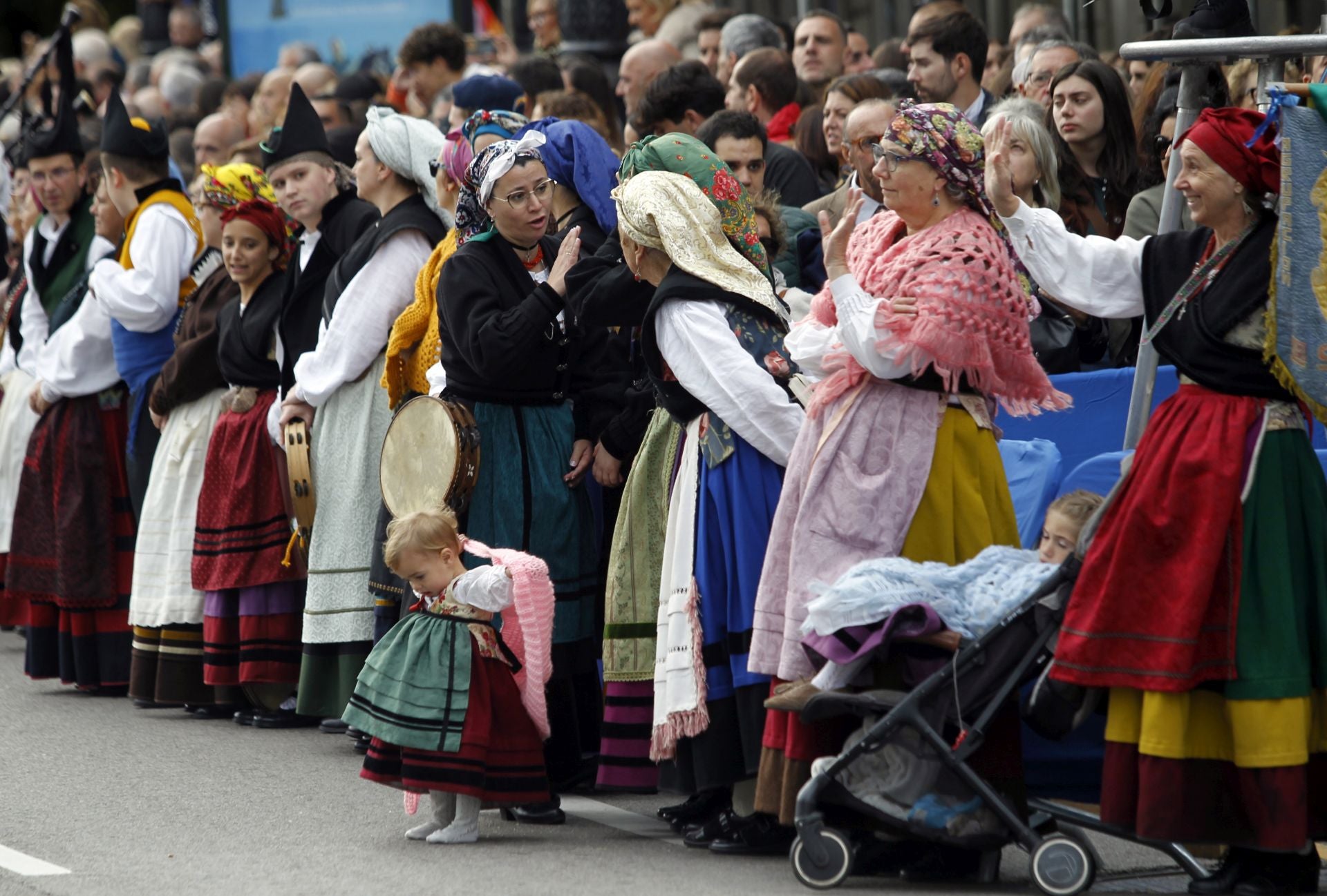 Premios Princesa de Asturias: Regalos del público y muchas fotos a las puertas del Campoamor