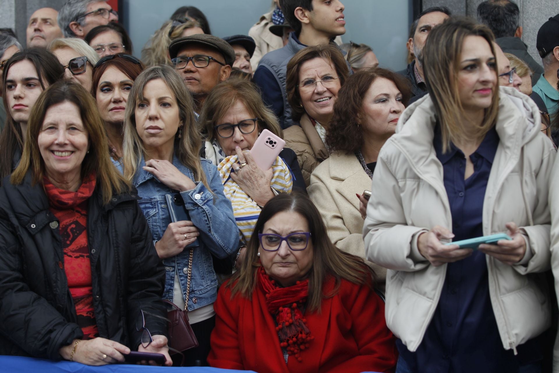 Premios Princesa de Asturias: Regalos del público y muchas fotos a las puertas del Campoamor