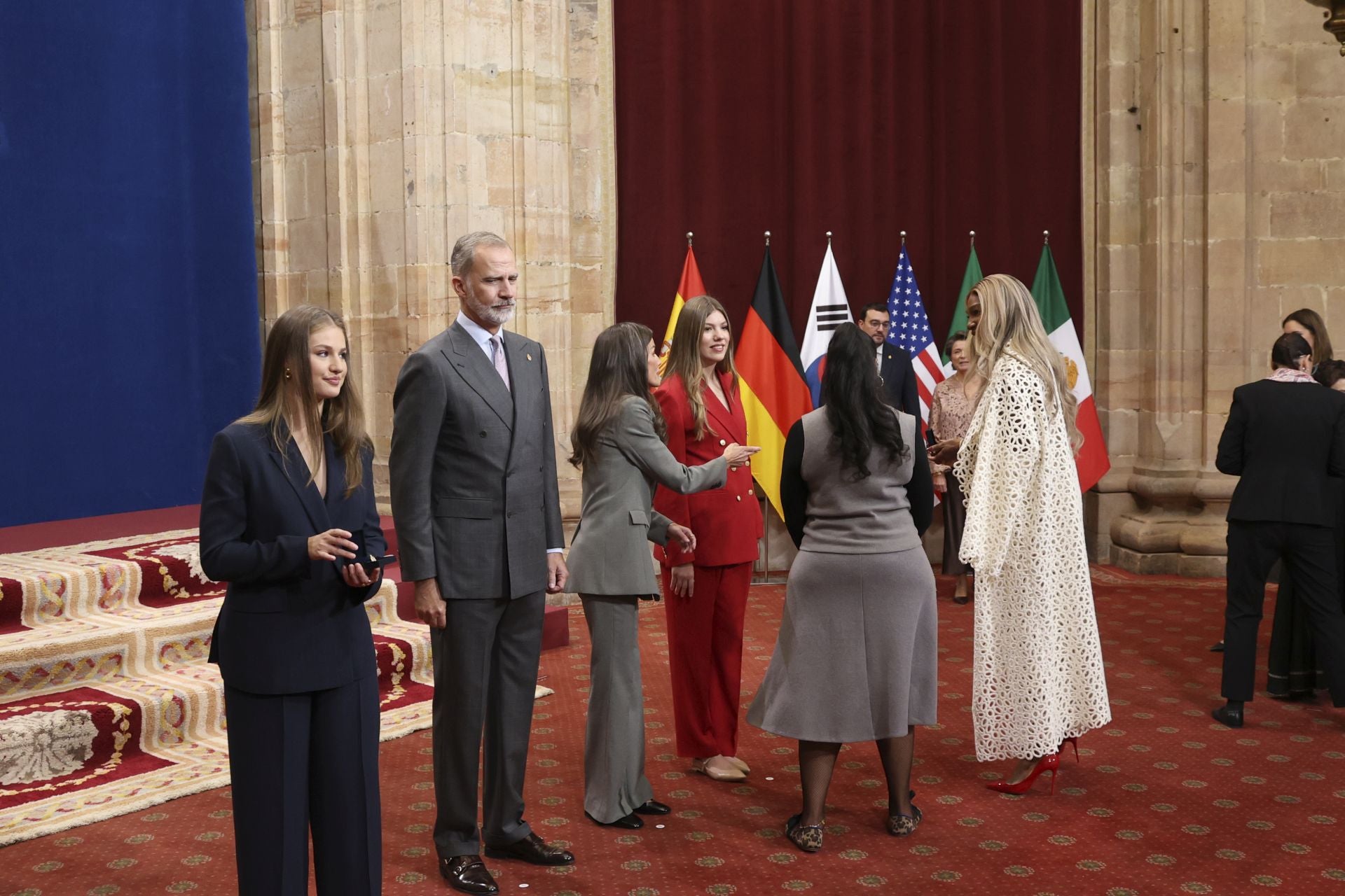 Muchas sonrisas y calurosos saludos en las audiencias de la Familia Real en el Reconquista