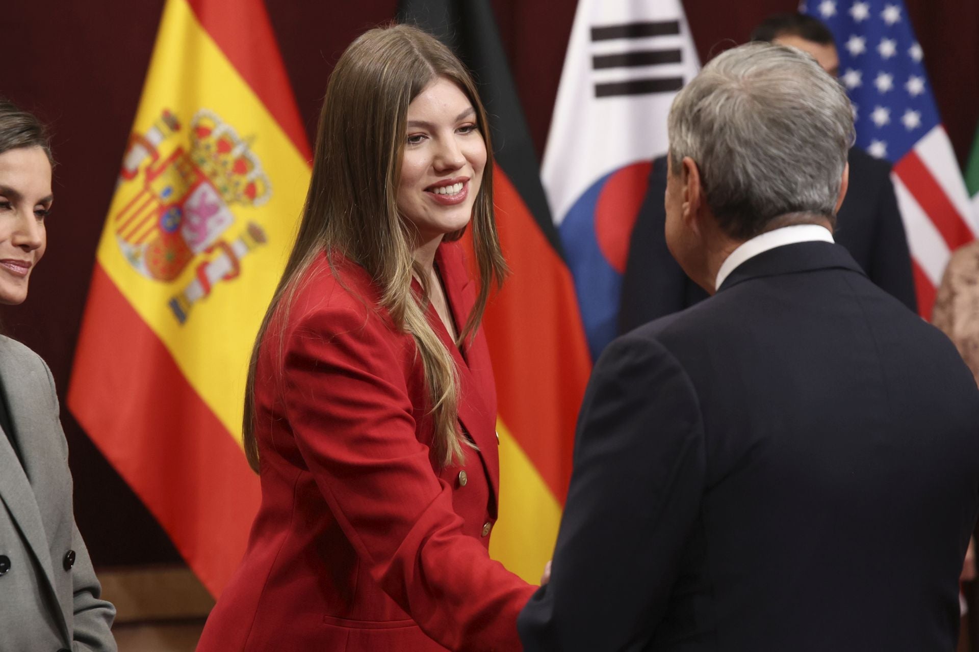 Muchas sonrisas y calurosos saludos en las audiencias de la Familia Real en el Reconquista
