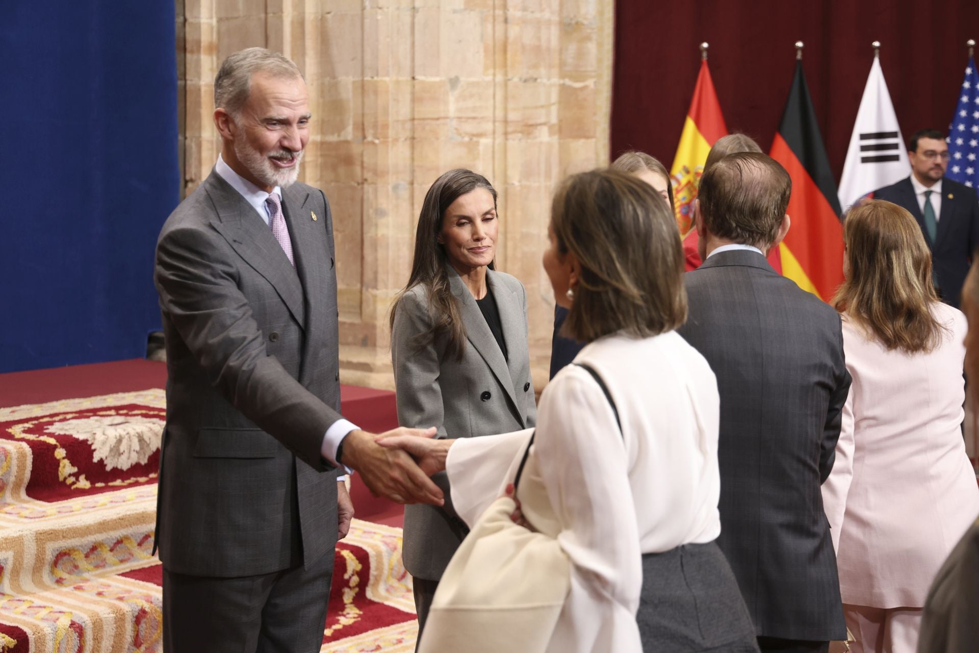 Muchas sonrisas y calurosos saludos en las audiencias de la Familia Real en el Reconquista