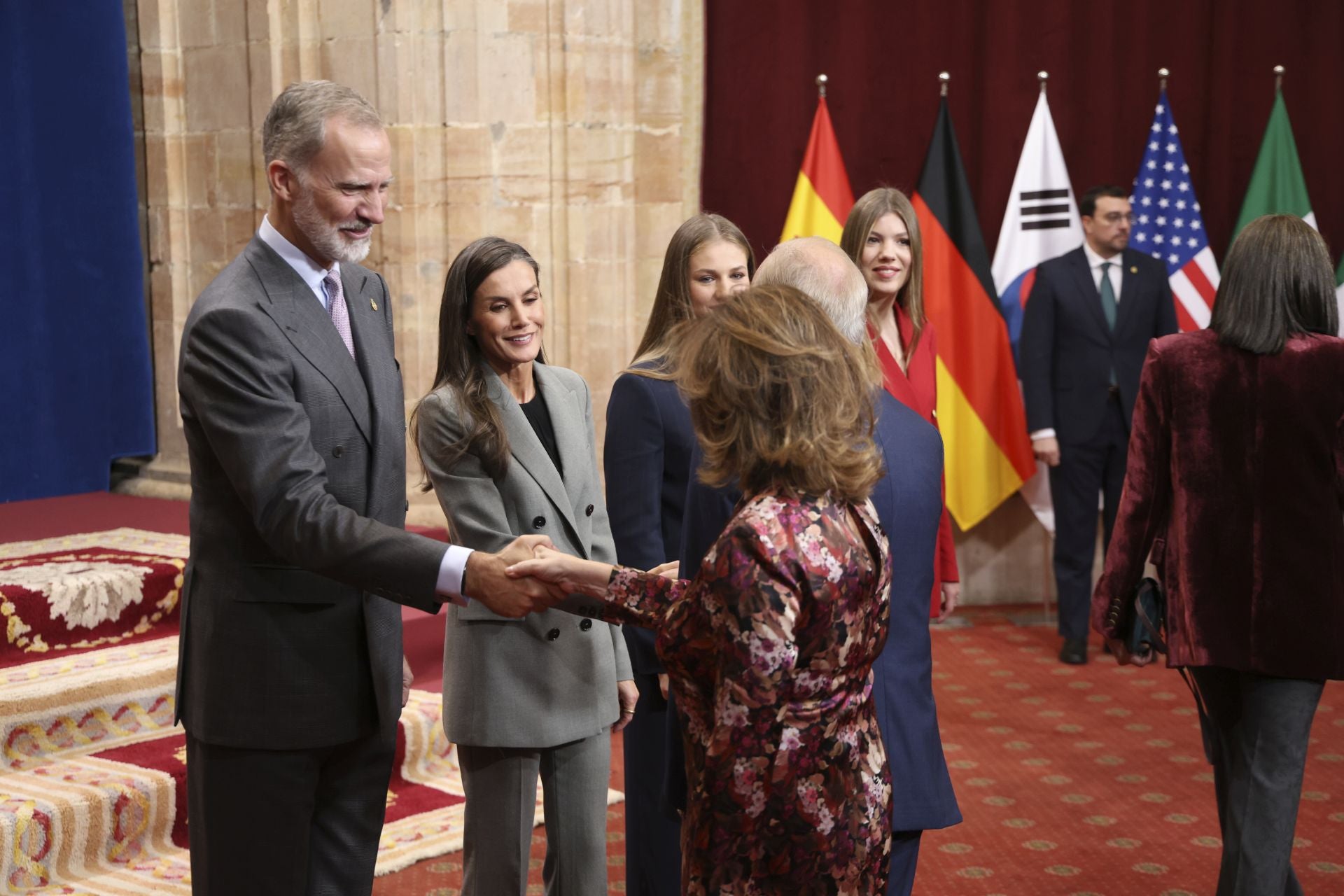 Muchas sonrisas y calurosos saludos en las audiencias de la Familia Real en el Reconquista