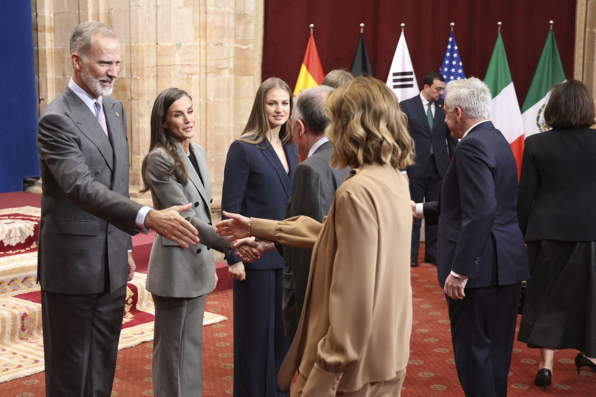 Muchas sonrisas y calurosos saludos en las audiencias de la Familia Real en el Reconquista