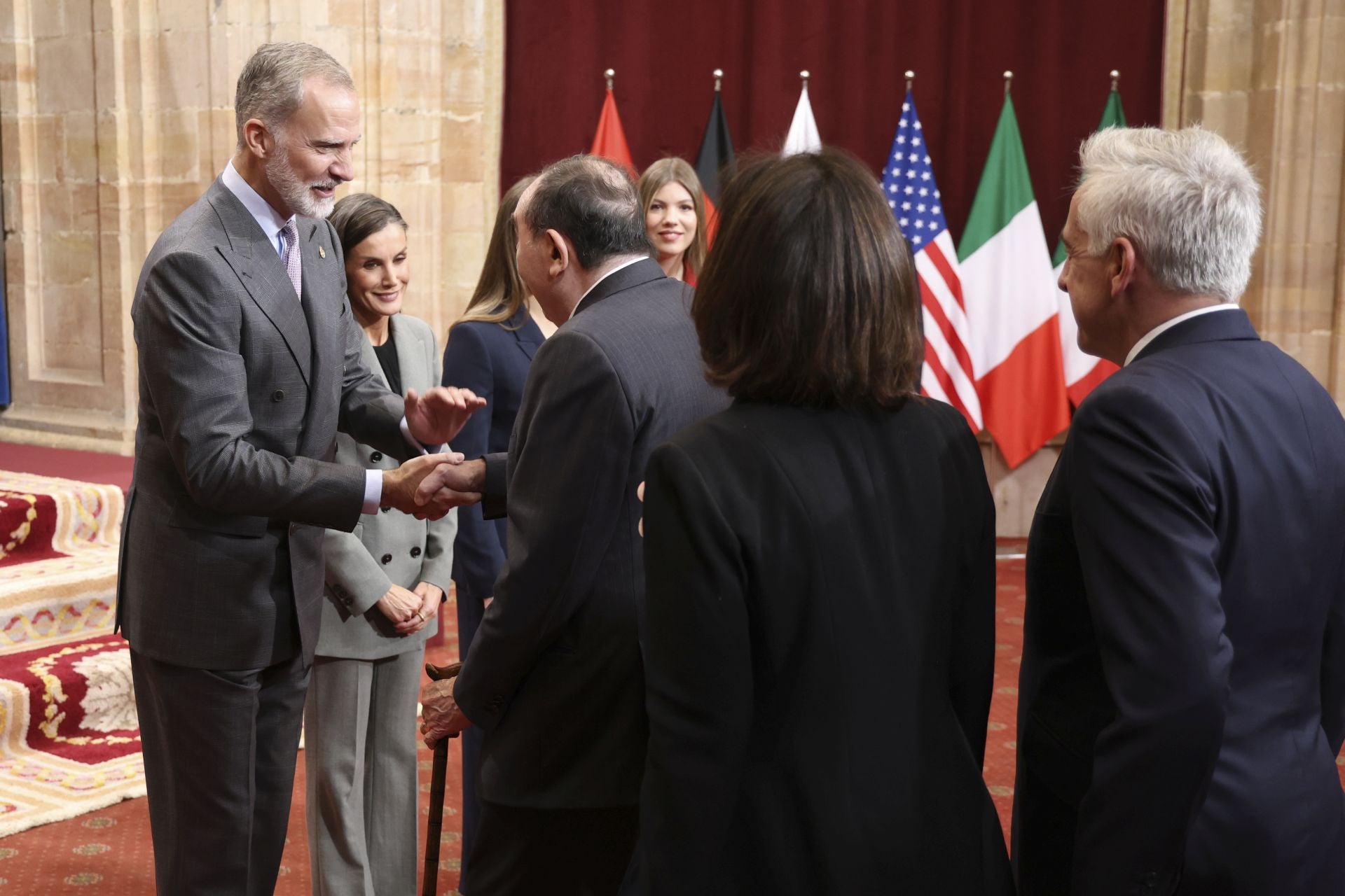 Muchas sonrisas y calurosos saludos en las audiencias de la Familia Real en el Reconquista