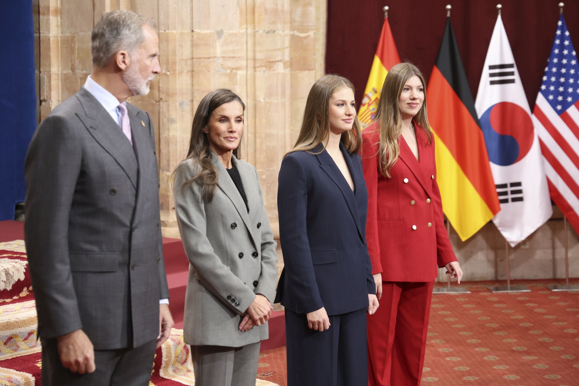 Muchas sonrisas y calurosos saludos en las audiencias de la Familia Real en el Reconquista