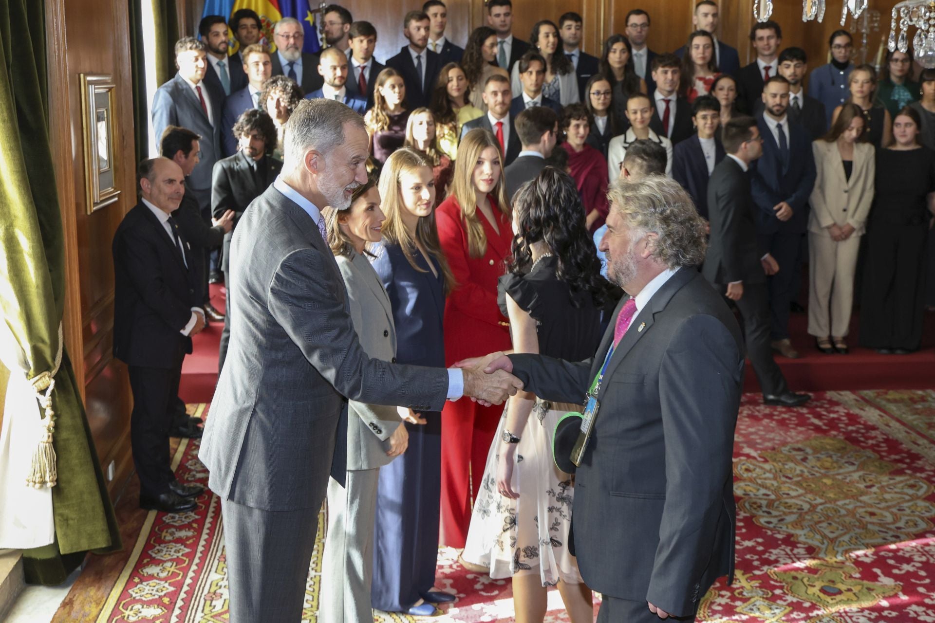 Muchas sonrisas y calurosos saludos en las audiencias de la Familia Real en el Reconquista