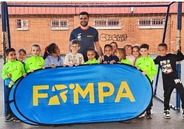 Participantes en la jornada para promocionar el balonmano en Langreo.