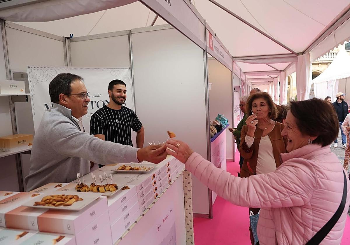 Javier Losada de Nazaré Hojaldrería ofrece uno de los merlitones que vende