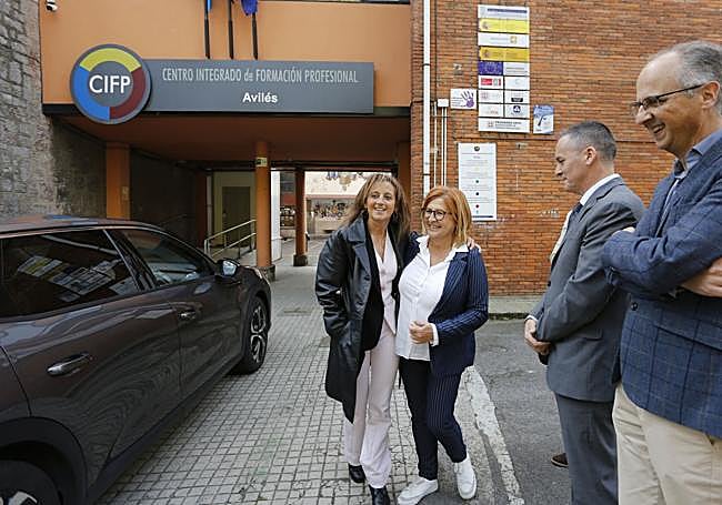 La consejera de Educación, Eva Ledo, con la directora del CIFP Avilés, Susana Fonseca, junto al director general de FP. Ángel Balea, y el concejal de Educación de Avilés, Juan Carlos Guerrero. El alumnado de la familia profesional implicada siguió con atención las intervenciones institucionales.