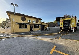 Efectivos de Bomberos en el LLagar El Quesu