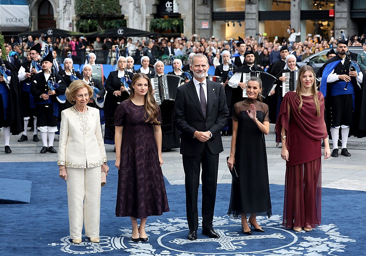 La Reina emérita, doña Leonor, el Rey, la Reina y la Infanta doña Sofía.