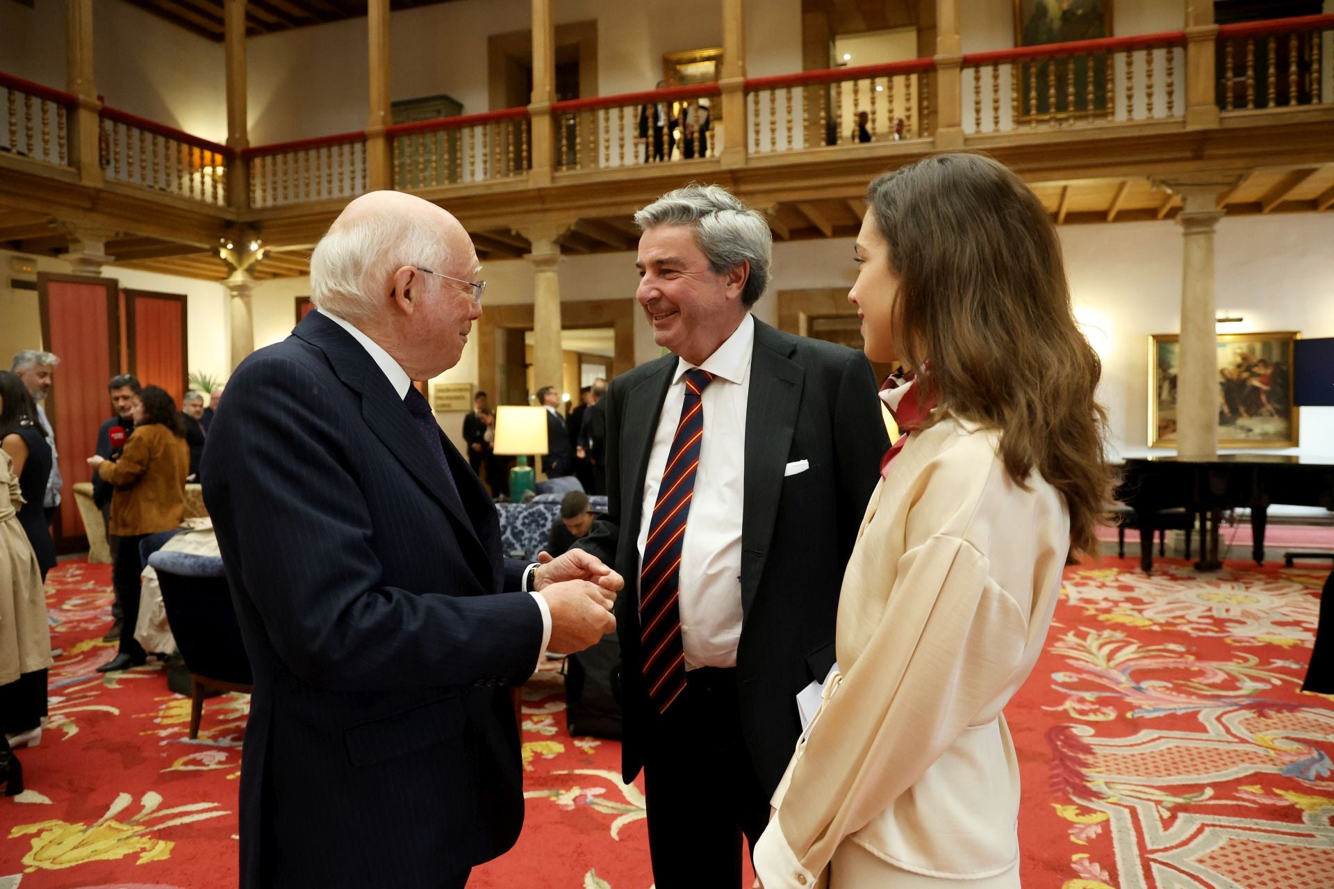 De la entrada de la reina Sofía al ambiente político y empresarial en el hall del Reconquista