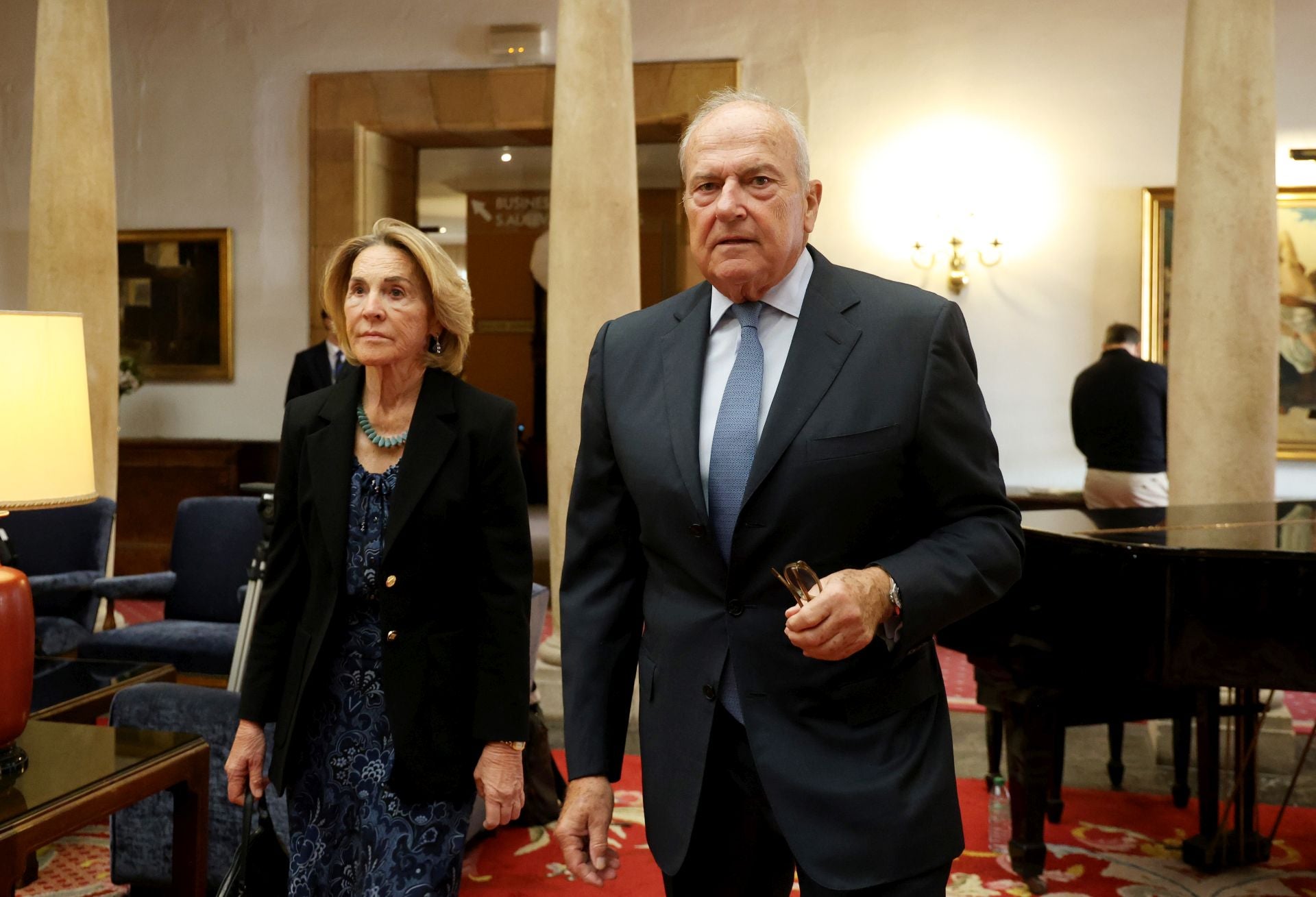 De la entrada de la reina Sofía al ambiente político y empresarial en el hall del Reconquista