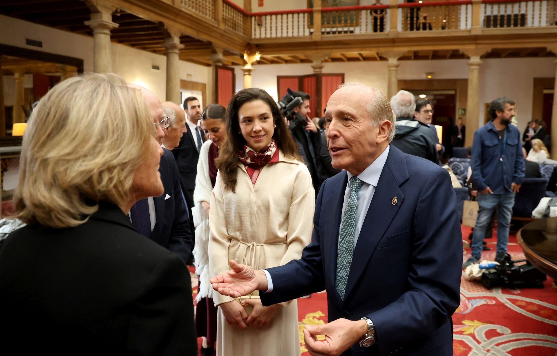 De la entrada de la reina Sofía al ambiente político y empresarial en el hall del Reconquista