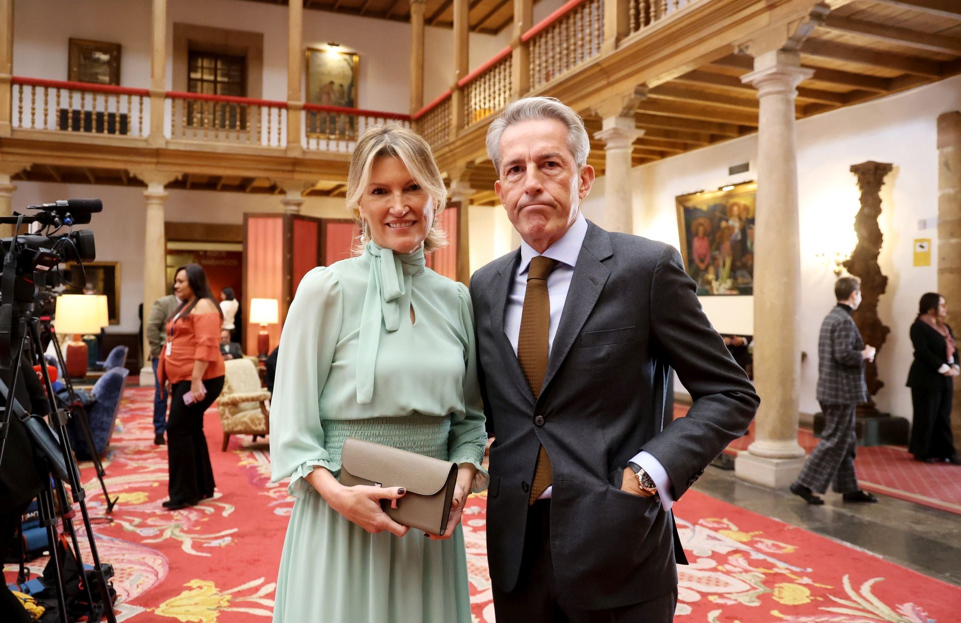 De la entrada de la reina Sofía al ambiente político y empresarial en el hall del Reconquista