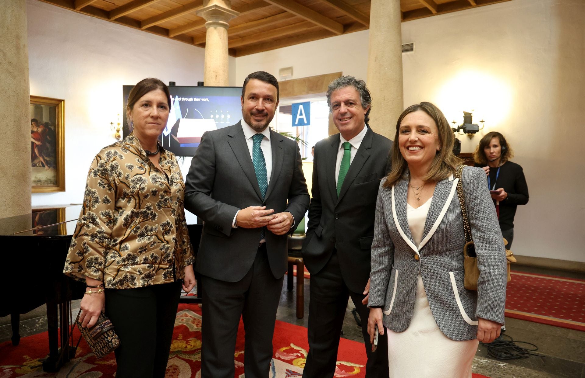 De la entrada de la reina Sofía al ambiente político y empresarial en el hall del Reconquista