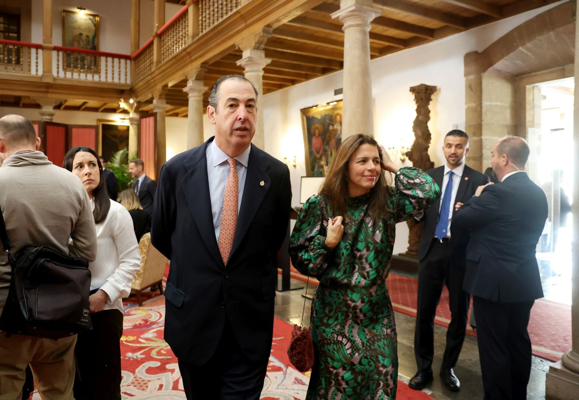 De la entrada de la reina Sofía al ambiente político y empresarial en el hall del Reconquista