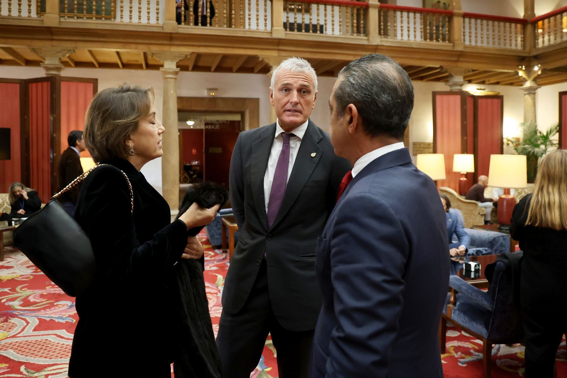 De la entrada de la reina Sofía al ambiente político y empresarial en el hall del Reconquista