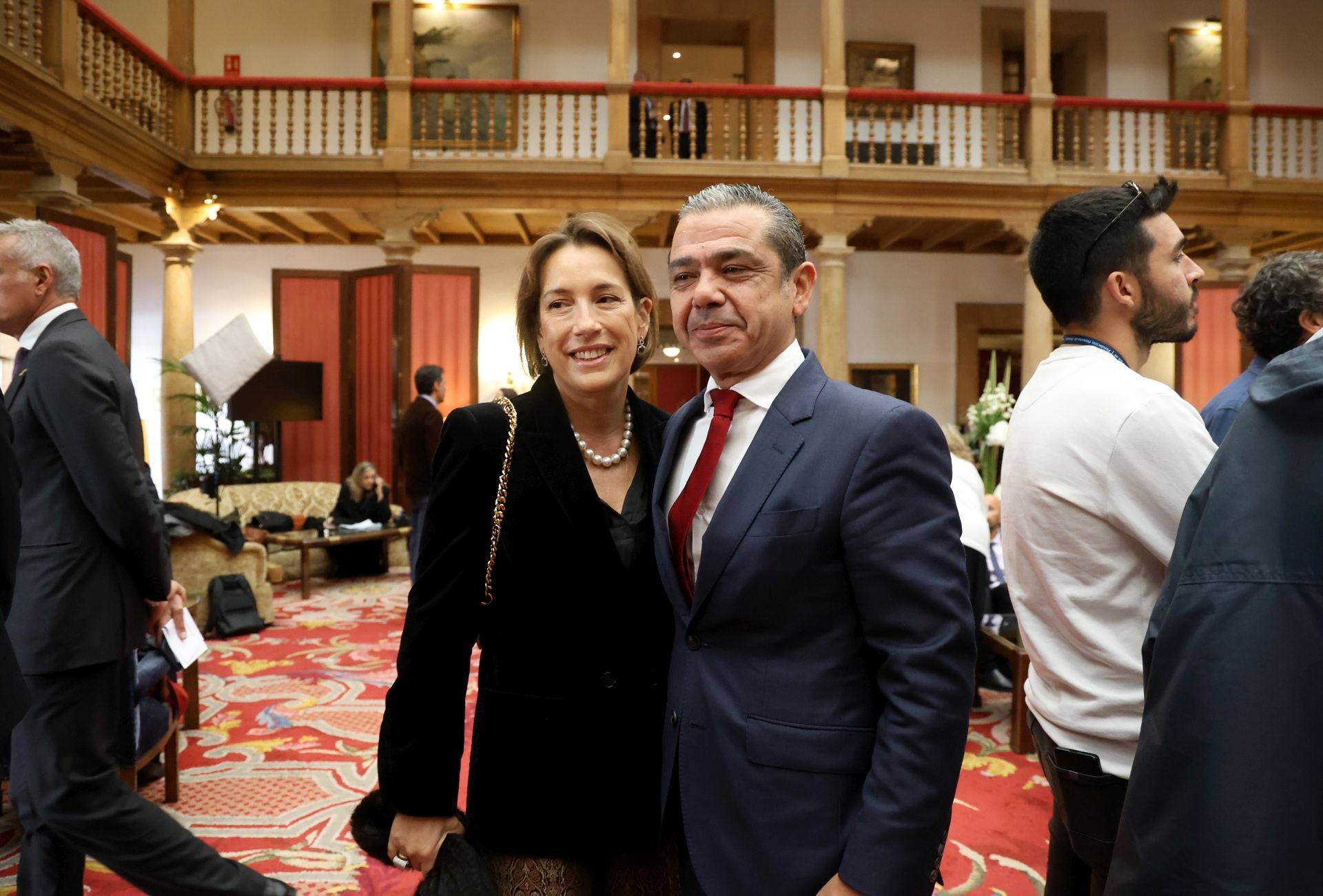 De la entrada de la reina Sofía al ambiente político y empresarial en el hall del Reconquista