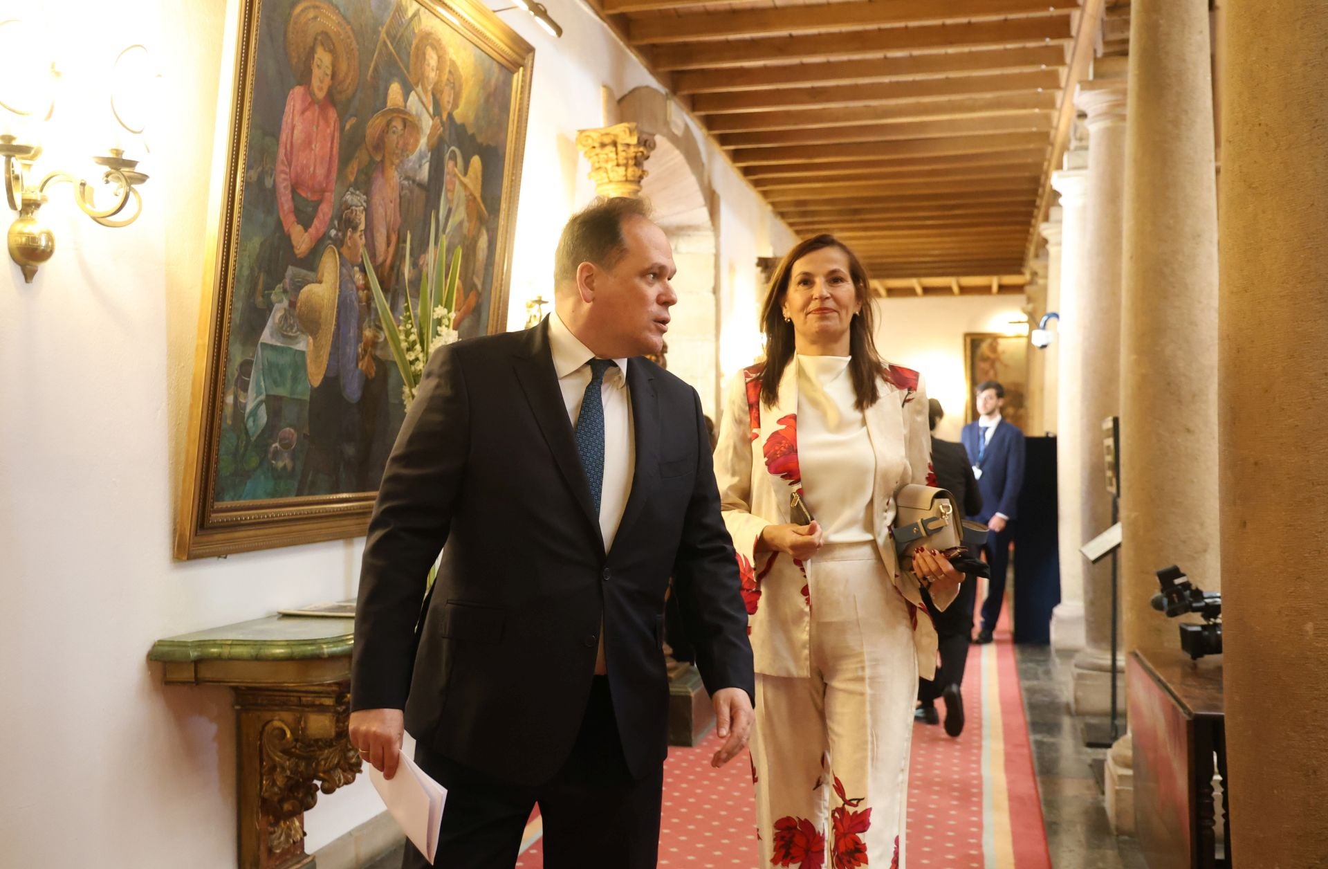 De la entrada de la reina Sofía al ambiente político y empresarial en el hall del Reconquista