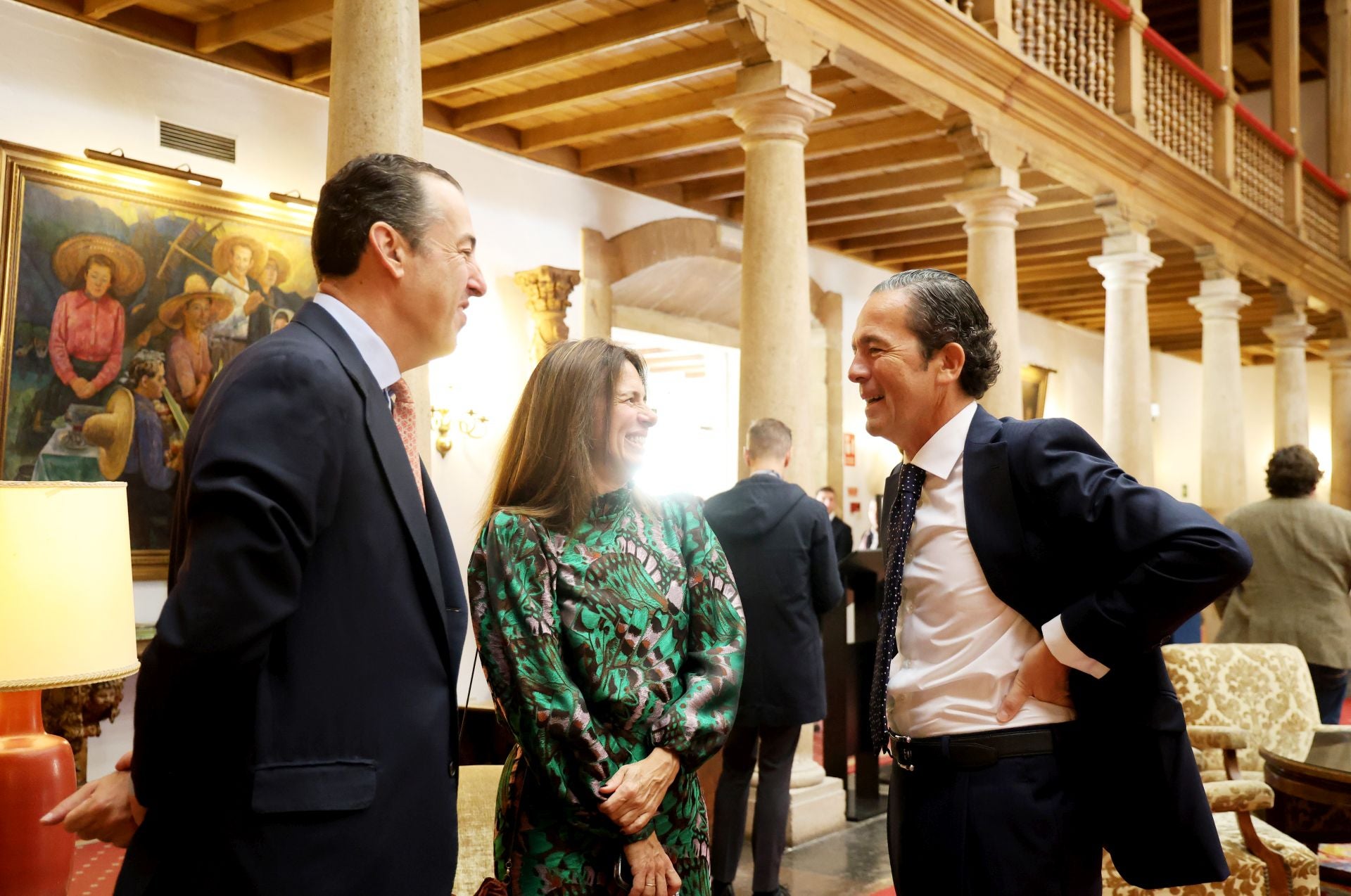 De la entrada de la reina Sofía al ambiente político y empresarial en el hall del Reconquista