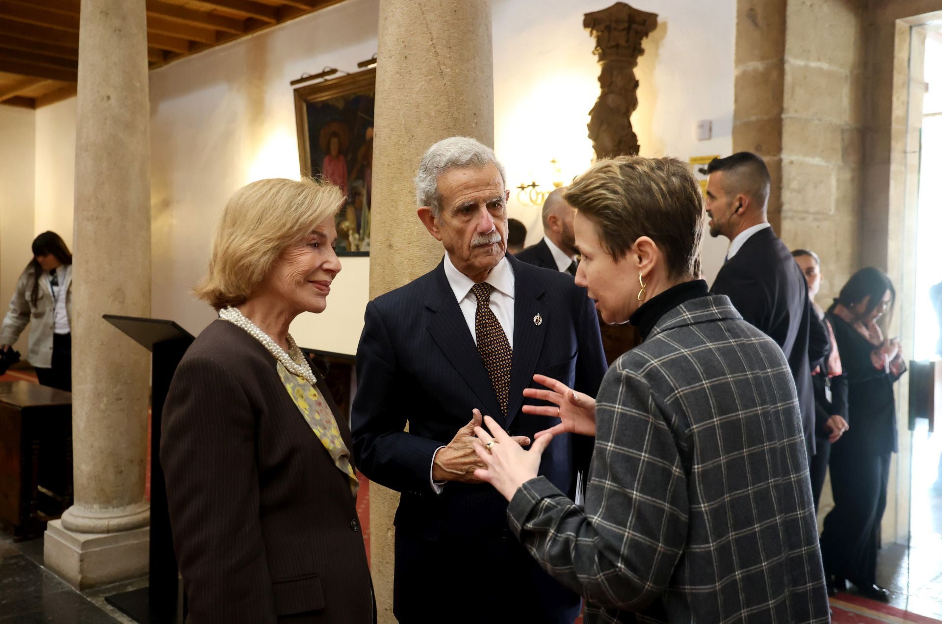De la entrada de la reina Sofía al ambiente político y empresarial en el hall del Reconquista