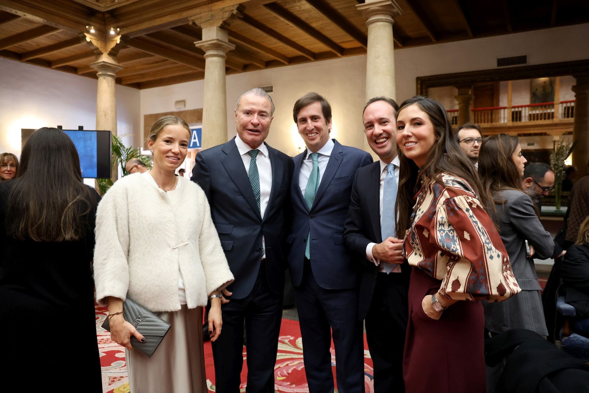 De la entrada de la reina Sofía al ambiente político y empresarial en el hall del Reconquista