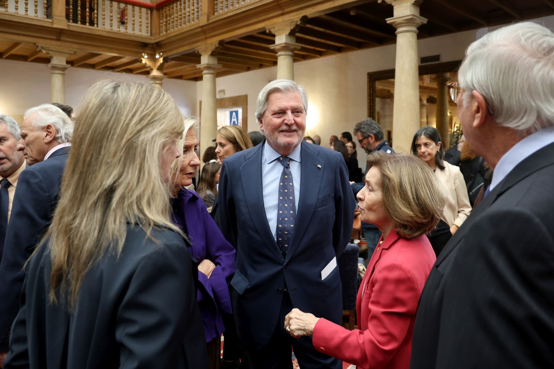 De la entrada de la reina Sofía al ambiente político y empresarial en el hall del Reconquista