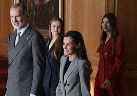 Muchas sonrisas y calurosos saludos en las audiencias de la Familia Real en el Reconquista