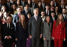 La Familia Real posa junto a los Premios Fin de Grado 2024.