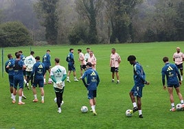 Luis Carrión y su cuerpo técnico se dirigen a los jugadores de la plantilla del Real Oviedo antes de comenzar un entrenamiento en las instalaciones de El Requexón.