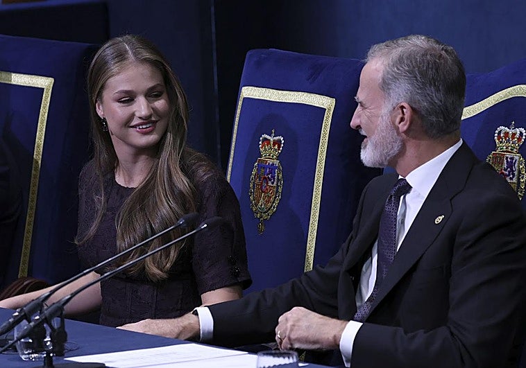 El Rey coge la mano a su hija, la Princesa Leonor durante la ceremonia de entrega de los Premios.