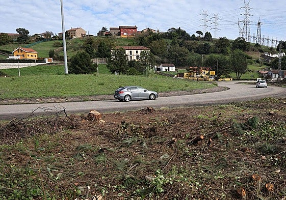 Aspecto que presentaba la rotonda de El Empalme, este viernes, tras los trabajos de desbroce realizados por el Principado