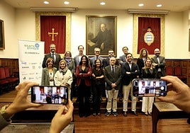 De izquierda a derecha y de arriba a abajo: Inaciu Iglesias (Cartonajes Vir), Jorgelina Expósito (Fundación EDP), Juan García-Ovies Sarandeses (Fundación EDP), Emilio Sánchez-Cortezón (Nalón Innova, Química del Nalón), Carlos Pendás (Gonvarri Asturias), Luis Pérez (Gonvarri Asturias), Dulce Mariño (IES Nº5 Avilés), Diego Oliveira (EL COMERCIO), Susana Pérez (Universidad de Oviedo), Sonia Fernández Castillo (Cámara de Comercio de Oviedo), Salomé González (Gonvarri Asturias), Liliana Valdés (Caja Rural de Asturias), Alfonso López (Universidad de Oviedo), Carlos González-Lamuño (FADE) y Cristina Fanjul (CEEI).