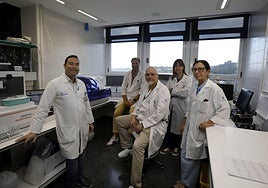 Francisco Javier Cepeda, responsable del área de Proteinogramas; Daniel Alcassan, jefe del servicio de Análisis Clínicos; Alfonso Pobes, jefe de Nefrología; Esther González, jefa de Hematología, y la responsable del área de Diagnóstico Hematológico, Beatriz Ordóñez, en representación del Grupo Multidisciplinar de Atención al Paciente con Amiloidosis de cadenas ligeras (AL) del Área Sanitaria V.