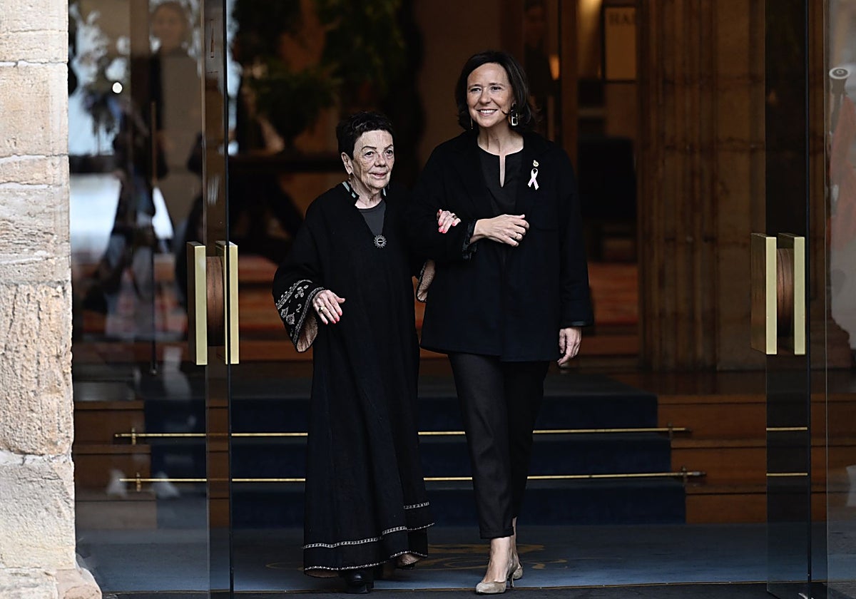 Graciela Iturbide, del brazo de Teresa Sanjurjo.