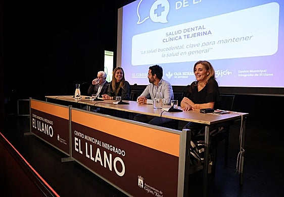 Los especialistas de la Clínica Tejerina Pedro González Lafita, Inés Rodríguez y Pablo Tejerina, con la periodista Mónica Yugueros.