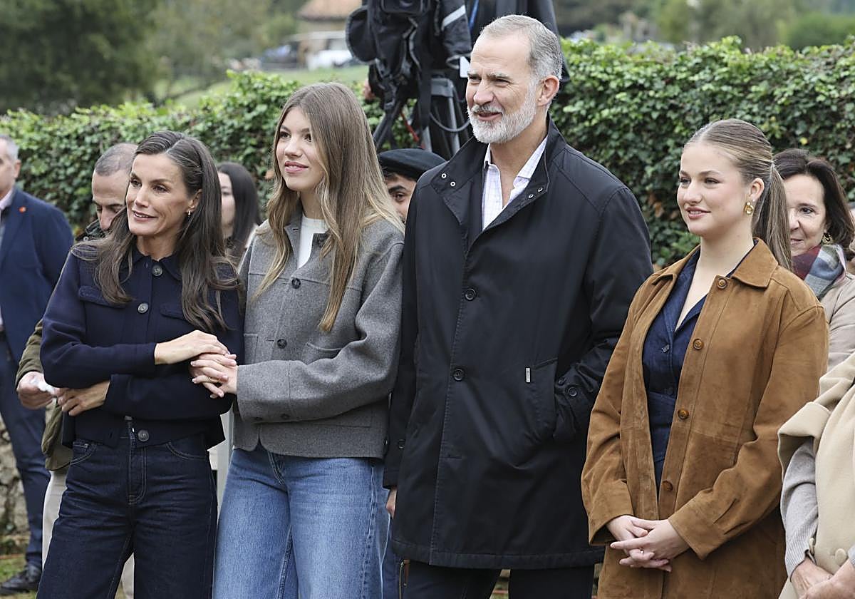 La Familia Real, durante su visita a Valdesoto, Pueblo Ejemplar de Asturias 2025.